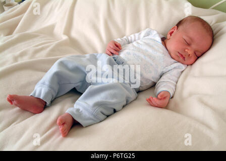 Portrait von neugeborenen Baby liegend auf dem Bett eingeschlafen Stockfoto