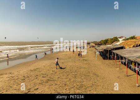 Eine typische Ansicht von La Boquilla Beach in der Nähe von Cartagena Kolumbien Stockfoto