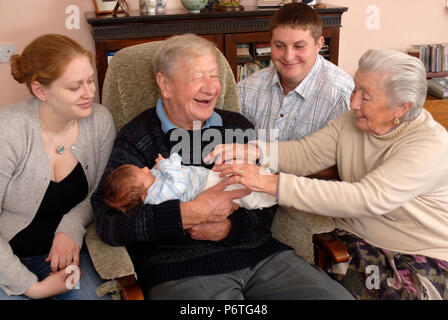 Portrait von drei Generationen, neugeborenes Baby vom Großvater gehalten wird Stockfoto