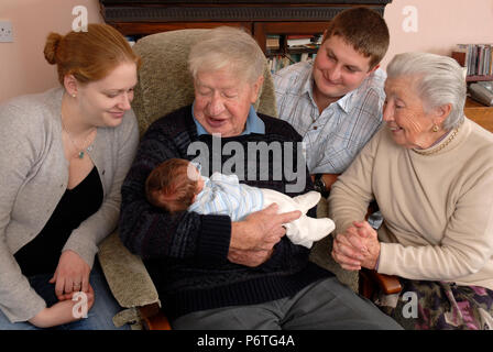 Portrait von drei Generationen, neugeborenes Baby vom Großvater gehalten wird Stockfoto