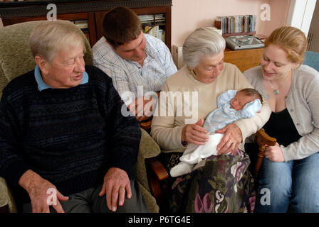 Portrait von drei Generationen, Baby von Großmutter gehalten wird Stockfoto