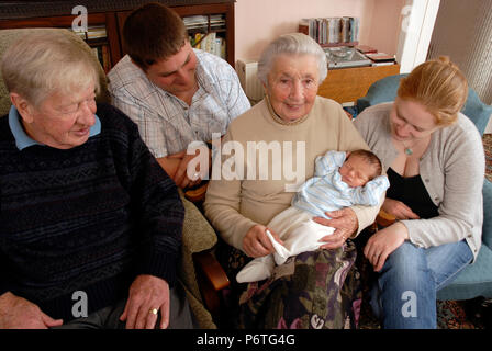 Portrait von drei Generationen, Baby von Großmutter gehalten wird Stockfoto