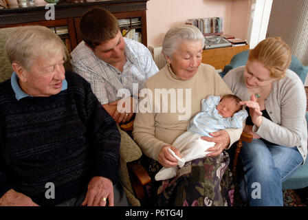 Portrait von drei Generationen, Baby von Großmutter gehalten wird Stockfoto