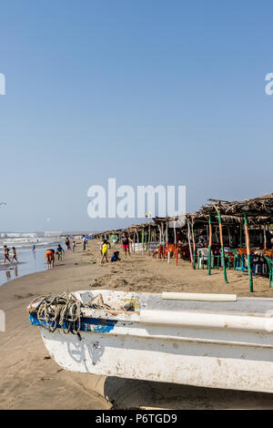 Eine typische Ansicht von La Boquilla Beach in der Nähe von Cartagena Kolumbien Stockfoto