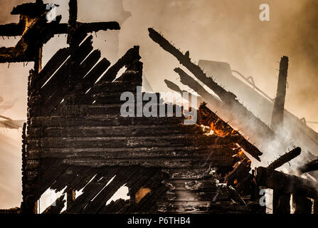 Die Holzwand mit viel Rauch verbrannt Stockfoto
