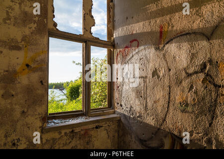 Innerhalb der abgebrochenen und zerstörte Gebäude mit gebrochenen Fenster mit Blick auf die üppigen grünen Bäumen, Stockfoto