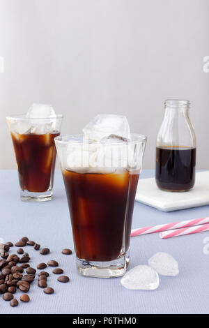 Zusammenstellung von zwei highball Tumbler mit Eiskaffee und Eiswürfeln gefüllt. Stockfoto