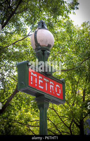 U-Bahn-Schild, Paris, Frankreich Stockfoto