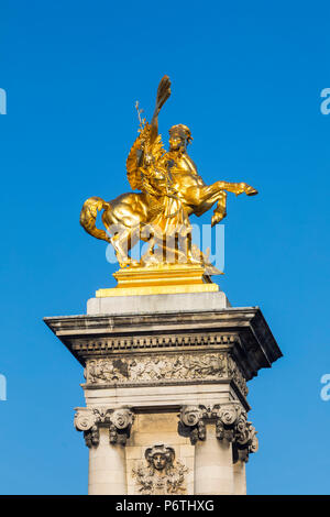 Goldene Statue auf der Pont Alexandre III, Paris, Frankreich Stockfoto