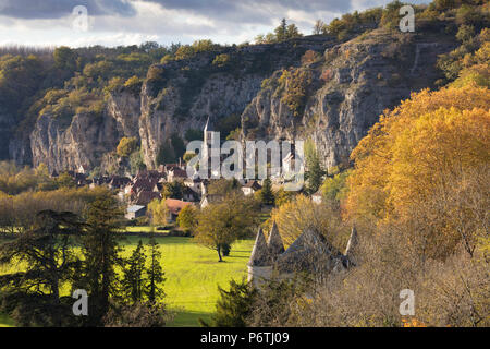 Dorf Gourdon im Herbst, Lot, Midi-Pyrénées, Frankreich Stockfoto