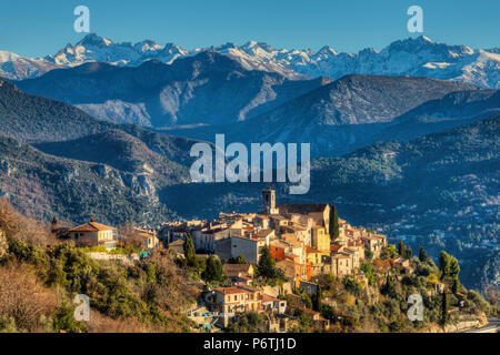 Blick auf Bouyon mit den Bergen von Parc National de Mercantour, Alpes Maritimes, Provence-Alpes-Cote d'Azur, Frankreich Stockfoto