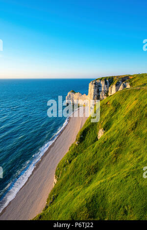 Frankreich, Normandie (Normandie), Département, Etretat. Weiße Kreidefelsen an der Küste des Ärmelkanals. Stockfoto