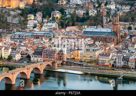 Deutschland, Baden-Württemberg, Heidelberg. Altstadt (Altstadt) auf dem Neckar im Winter. Stockfoto