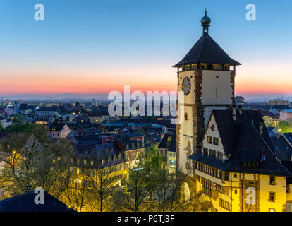 Deutschland, Baden-Württemberg, Freiburg im Breisgau. Schwabentor (Schwaben Tor) bei Sonnenuntergang. Auch Obertor im Mittelalter genannt, einer der beiden verbleibenden Tore der Stadt Freiburg. Stockfoto