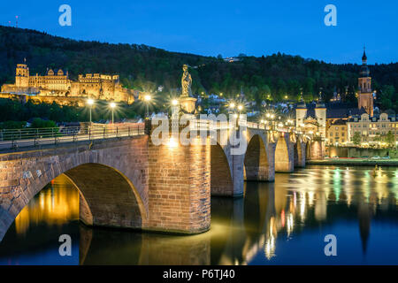 Deutschland, Baden-Württemberg, Heidelberg. Alte Brucke (Alte Brücke) und Schloss das Schloss von Heidelberg am Neckar bei Nacht. Stockfoto