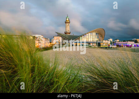 WarnemÃ¼Nde, Rostock, Ostseeküste, Mecklenburg-Vorpommern, Deutschland. Leuchtturm und Teepott Gebäude. Stockfoto