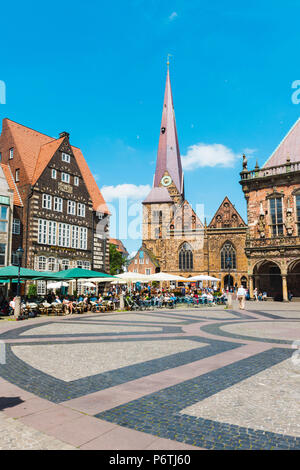 Bremen, Bremen, Deutschland. Die Kirche Unserer Lieben Frau (Unser Lieben Frauen), die älteste Kirche in Bremen, und Marktplatz. Stockfoto