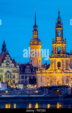 Deutschland, Sachsen, Dresden, Altstadt (Altstadt). Dresden Skyline, historischen Gebäuden entlang der Elbe bei Nacht. Stockfoto