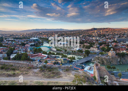 Georgien, Tiflis, Blick von der Festung Narikala von Tiflis gegen Metekhi Brücke und Kirche, Frieden Brücke und die öffentlichen Gebäude, auf der rechten Seite ist die Rike Park Theater- und Ausstellungshalle Stockfoto