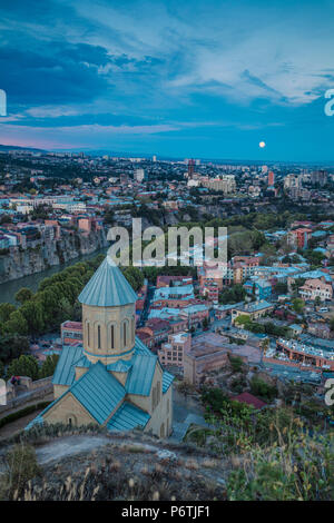 Georgien, Tiflis, Blick auf Festung Narikala und Kirche St. Nikolaus. Stockfoto