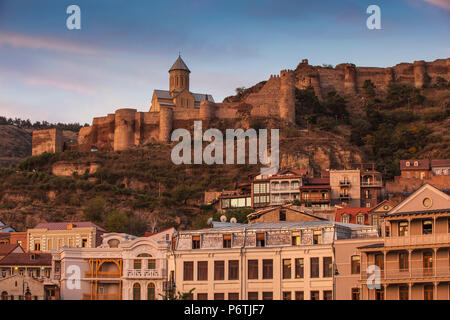 Georgien, Tiflis, Blick auf die Altstadt und die Festung Narikala Stockfoto