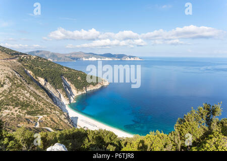 Berühmte Myrtos Beach von oben. Kefalonia, griechische Inseln, Griechenland Stockfoto