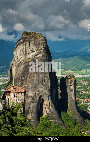 Kloster Moni Agias Varvaras Roussanou mit der spektakulären massive Rocky pinnacles im Hintergrund, Meteora, Thessalien, Griechenland Stockfoto