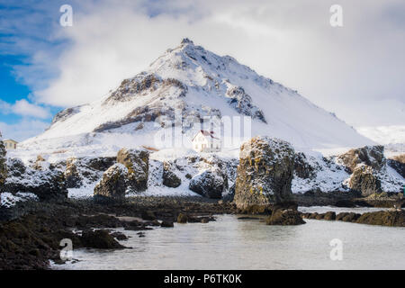 Arnarstapi, Halbinsel Snaefellsnes, Western Island, Island. Einsamen Haus an der Küste im Winter Stockfoto