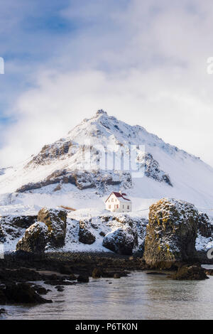 Arnarstapi, Halbinsel Snaefellsnes, Western Island, Island. Einsamen Haus an der Küste im Winter Stockfoto