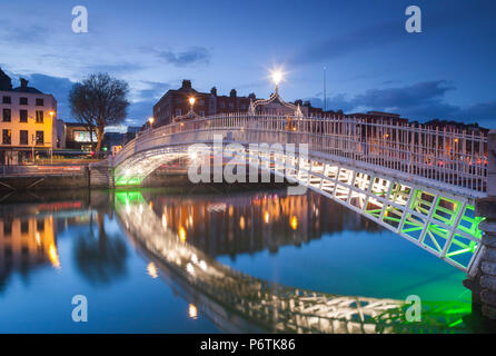 Irland, Dublin, Hapenny Brücke über den Fluss Liffey, Dämmerung Stockfoto