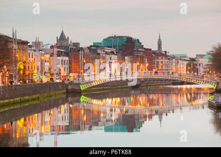 Irland, Dublin, Hapenny Brücke über den Fluss Liffey, Dämmerung Stockfoto