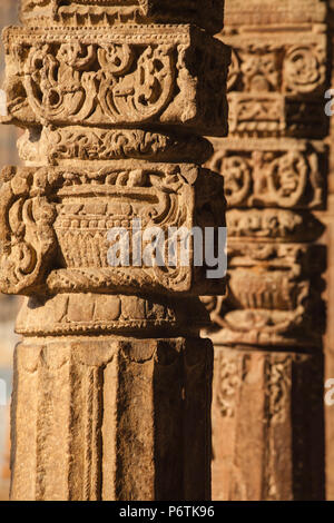 New Delhi, Qutub Minar, Quqqat-Ul-Islam Moschee, von Säulen getragenen Klöster Stockfoto