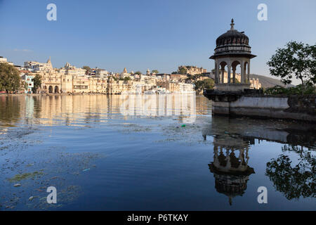 Indien, Rajasthan, Udaipur, Blick auf Lal Ghat und City Palace Complex Stockfoto
