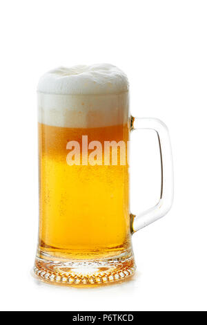 Becher Bier mit Schaum auf Weiß Stockfoto