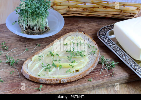 Frühstück Toast mit Butter und Gartenkresse Stockfoto