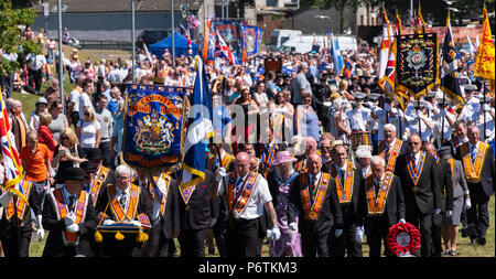 Cowdenbeath, Schottland, Großbritannien. 30 Juni, 2018. Mehr als 4000 Demonstranten nehmen an der jährlichen Schlacht am Boyne Orange Walk in Cowdenbeath, Fife. Der Weg w Stockfoto