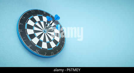 Pfeile auf Target Dart auf blauem Hintergrund Stockfoto