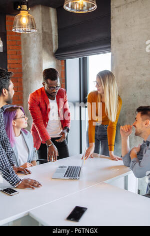 Diverse multiethnische Gruppe junger Geschäftsleute in Office Sitzungssaal versammeln um weißer Tisch, diskutieren ihre Geschäftsstrategie und Sh Stockfoto