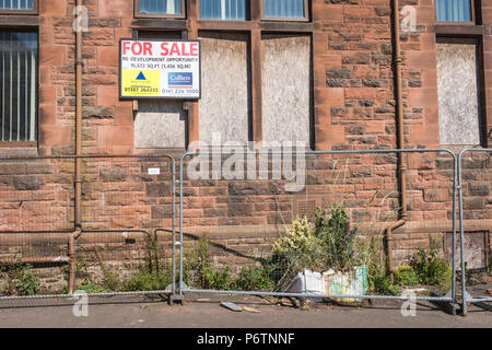 Gebäude aus rotem Sandstein in der George Street, Dumfries, die für Verkauf Zeichen auf dem Display und Sicherheitsbarrieren. Stockfoto