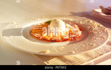 Foto von einer schönen Apple Apple Pie mit einer Sonnenblume Stockfoto