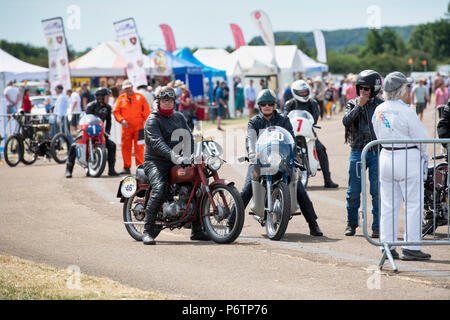 Mann und Frau, Oldtimer Motorräder auf der Schwungradseite Festival. Bicester Heritage Center. Oxfordshire, England. Stockfoto