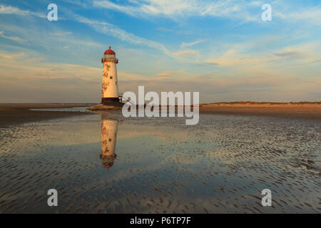 Abendlicht am Point of Ayr (talacre) Leuchtturm, an der Küste von Nordwales Stockfoto