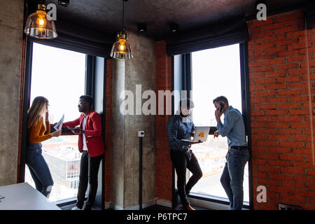 Junge weibliche Architekt Lehrer helfen gemischtrassig Studenten mit Projekt für Universität Kursarbeiten korrigiert Fehler in Zeichnungen und Antwort Frage Stockfoto