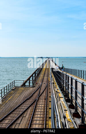 Suchen auf den Spuren der Eisenbahn in Southend on Sea Pier. Stockfoto