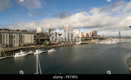 Blauer Himmel über Beginn Bucht in Tacoma Washington Stockfoto