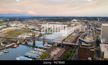 Mt Rainier steht im Hintergrund über der Flut Wohnungen und der Hafen von Tacoma Stockfoto