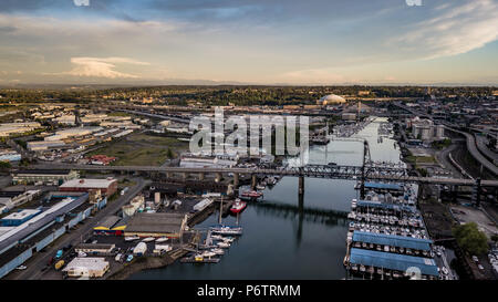 Mt Rainier steht im Hintergrund über der Flut Wohnungen und der Hafen von Tacoma Stockfoto