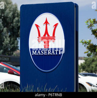 LOS ANGELES, CA/USA - Juli 11, 2015: Maserati Zeichen und Logos. Maserati ist ein italienischer Luxus auto Hersteller. Stockfoto