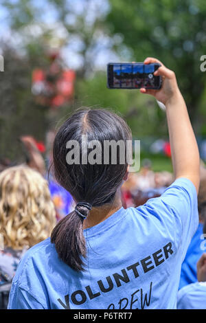 Freiwillige Fotos nehmen am Canada Day Feier in Calgary's Chinatown Stockfoto