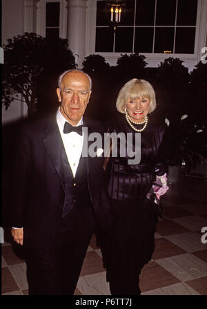 Washington, DC., USA, Februar 20, 1991 Robert Mondavi mit seiner Frau Margit Biever Mondavi kommen im Buch Verkäufer Lobby des Weißen Hauses der Staat Abendessen zu Ehren von Königin Margrethe II. von Dänemark Credit: Marc Reinstein/MediaPunch zu besuchen Stockfoto